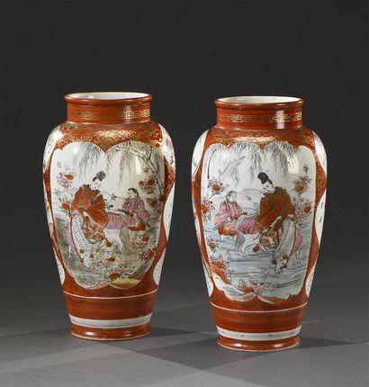 JAPON, Kutani - Époque Meiji (1868-1912) Paire de vases balustres en porcelaine,...