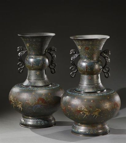 JAPON, Kyoto - Époque MEIJI (1868-1912) Paire de grands vases balustre en émaux cloisonnés,...