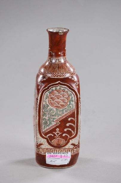 JAPON, Kutani - Époque Meiji (1868-1912) Petite bouteille à Saké quadrangulaire à...