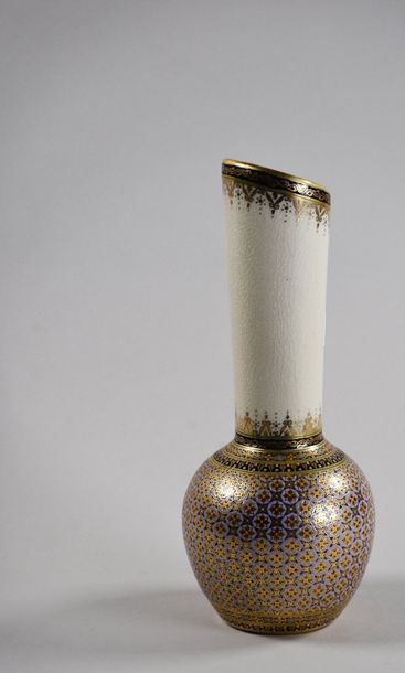 JAPON, Fukagawa - XXe siècle Petit vase en porcelaine légèrement craquelée, à col...