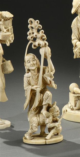 JAPON - Epoque MEIJI (1868-1912) * Okimono en ivoire à sujet d'un sennin tenant un...