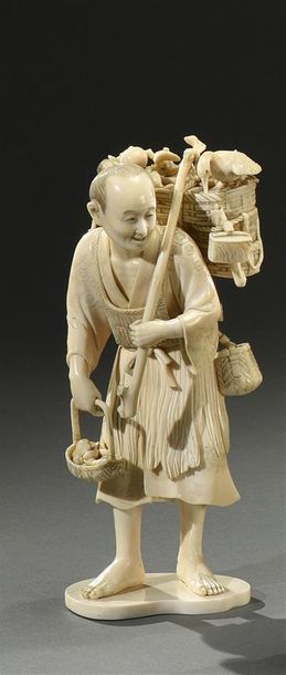 JAPON - Epoque MEIJI (1868-1912) * Okimono en ivoire finement sculpté, à sujet d'un...