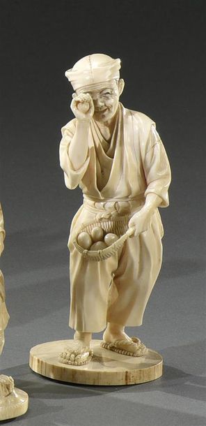 JAPON - Epoque MEIJI (1868-1912) * Okimono en ivoire à sujet d'un paysan ramasseur...