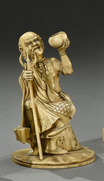 JAPON - Epoque MEIJI (1868-1912) * Okimono en ivoire à sujet d'un moine assis tenant...