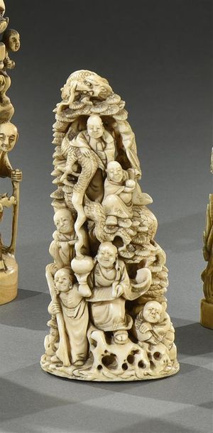 JAPON - Epoque MEIJI (1868-1912) * Okimono en ivoire sculpté à sujet de onze moines...