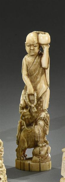 JAPON - Époque TAISHO (1912-1926) Okimono en ivoire de morse, à sujet d'un moine...