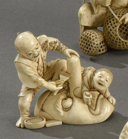 JAPON - Epoque MEIJI (1868-1912) * Okimono en ivoire, à sujet d'un fabriquant de...