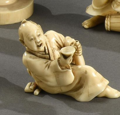 JAPON - Epoque MEIJI (1868-1912) * Okimono en ivoire à sujet d'un buveur de sake
Non...