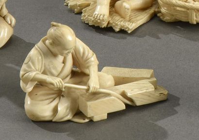 JAPON - Epoque MEIJI (1868-1912) * Petit Okimono en ivoire à sujet d'un charpentier
École...