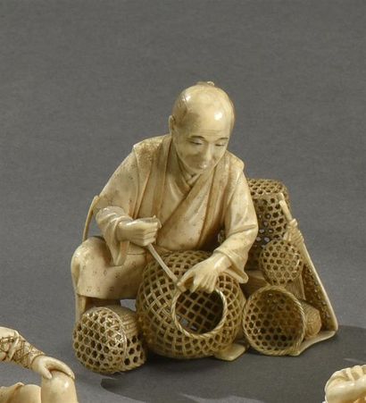 JAPON - Epoque MEIJI (1868-1912) * Okimono en ivoire sculpté à sujet d'un fabricant...