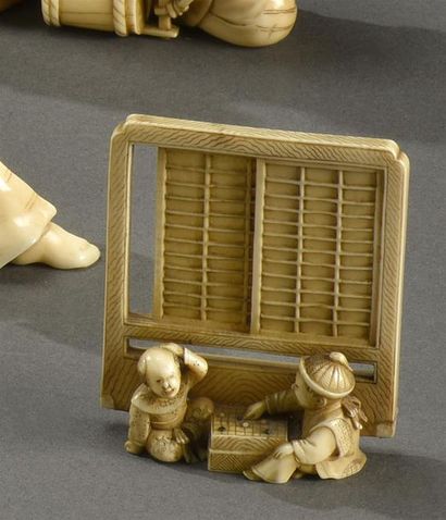 JAPON - Epoque MEIJI (1868-1912) * Okimono en ivoire sculpté, à sujet de deux enfants...