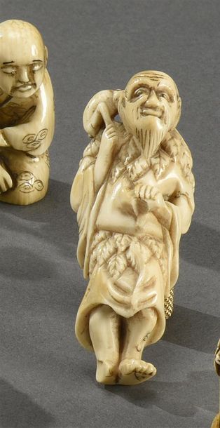 JAPON - Époque EDO (1603-1868) * Netsuke en ivoire à sujet d'un immortel debout,...