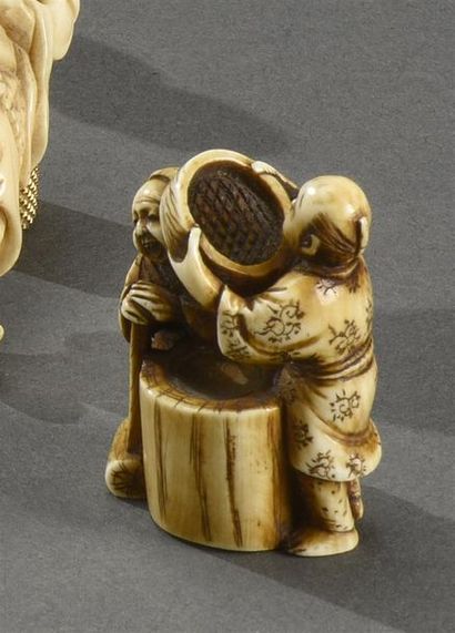 JAPON - Époque TAISHO (1912-1926) * Petit Netsuke en ivoire à sujet de paysans en...