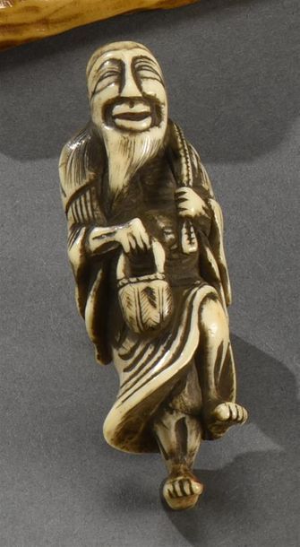 JAPON - Époque EDO (1603-1868) Sennin voyageur, netsuke en bois de cerf
XVIIIe siècle
L....