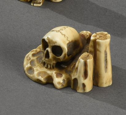 JAPON - Epoque MEIJI (1868 - 1912) * Petit Netsuke en ivoire à sujet d'une Vanité
Signé...