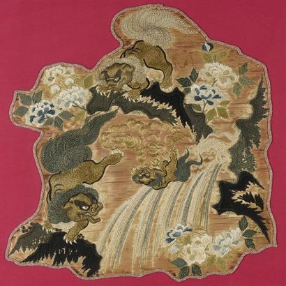 JAPON - Époque EDO (1603-1868) Élément de broderie en soie, à sujet de trois tigres...
