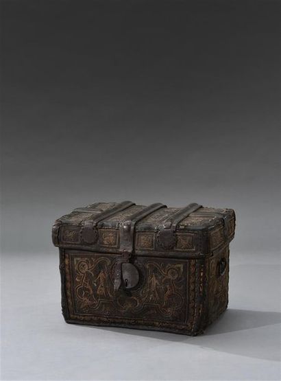 null Rare coffre de voyage en cuir brodé, travail indo-portugais, XVIIe siècle, broderie...