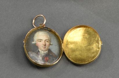 null Médaillon ouvrant ovale en or jaune contenant une miniature sur ivoire portrait...