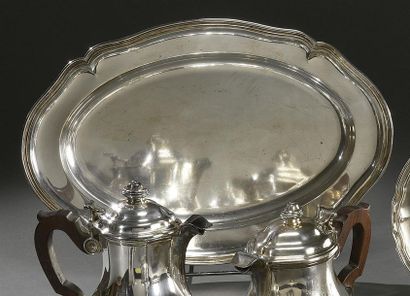 Allemagne Plat ovale en argent uni modèle filets contours
L. 48 cm - Poids : 948...