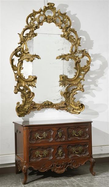 null Miroir monumental en bois doré sculpté fortement découpé et partiellement ajouré,...