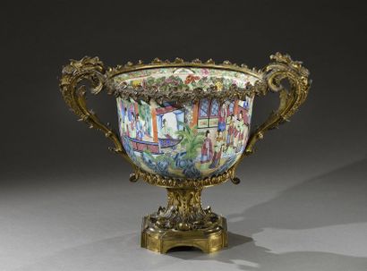 CANTON Importante vasque en porcelaine polychrome à décor de scène de palais dans...