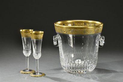 SAINT-LOUIS, modèle Thistle Suite de six flûtes à champagne et un seau à champagne...