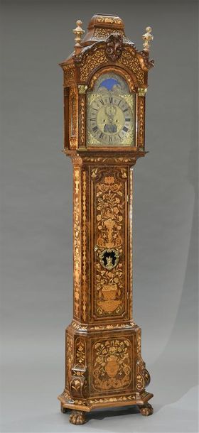 null Belle horloge de parquet entièrement marquetée de bois de couleurs à décor floral,...