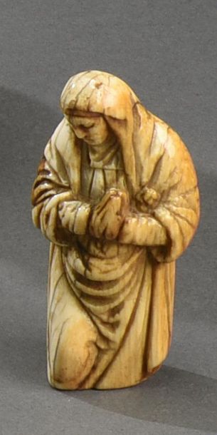 null Statuette en ivoire à patine partielle brune figurant une Vierge de calvaire...