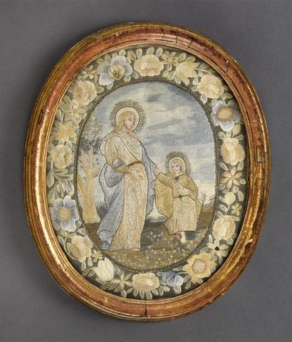 null Panneau ovale en soie brodée au point de passé: la Vierge et l'Enfant
Jésus...