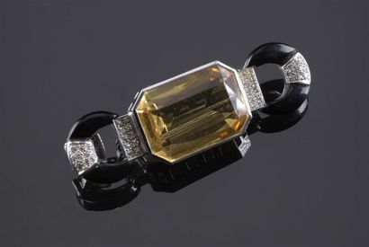 18K (750°/°°°) white gold brooch pendant...