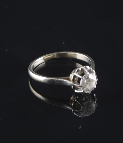 Solitaire ring in 18K (750°/°°°) white gold...
