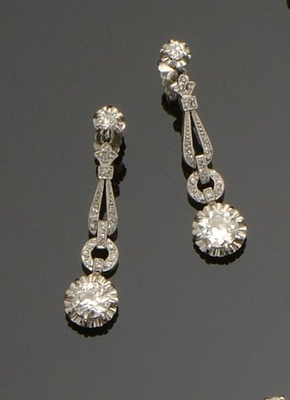 null Pair of 18K (750°/°°°) white gold earrings forming a drop of openwork geometric...