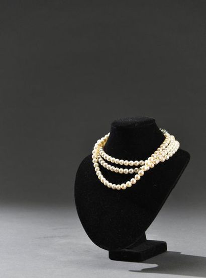 null 
Necklace three rows of choker cultured pearls (133), diameter 7 mm


The 18K...