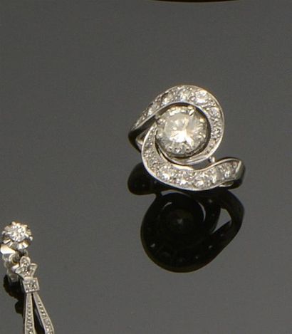 null Bague "Tourbillon" en or gris 18K (750°/°°) sertie d'un diamant demi taille...