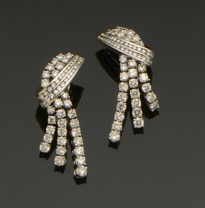 null Pair of 18K (750°/°°°) white gold earrings formed by a knot pattern set with...