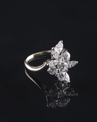 null Bague "Fleur" en or gris 18K (750°/°°) centrée d'un diamant taille brillant...