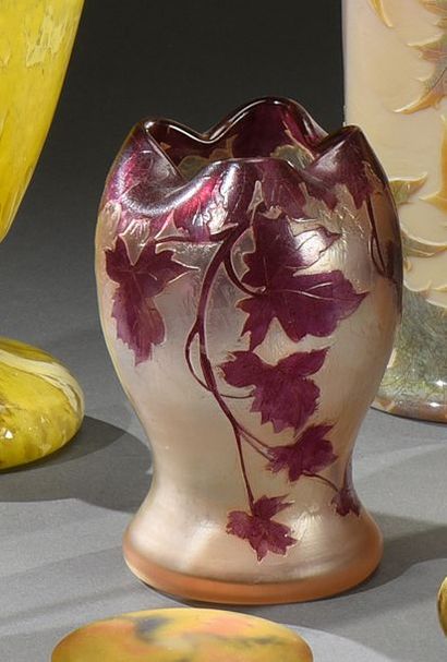 LEGRAS Monceau, le modèle créé vers [1910], série Rubis
Vase ovoïde sur large talon;...