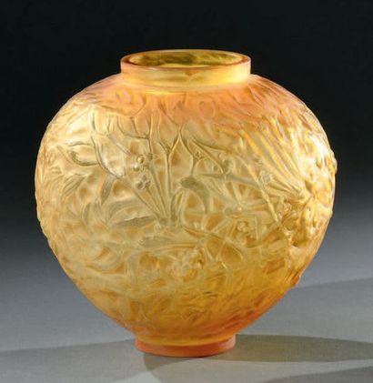 RENE LALIQUE (1860-1945) Gui, le modèle créé en [1920], non repris après 1947
Vase;...