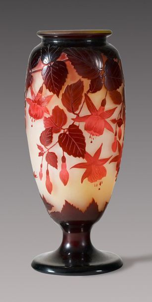 Établissements GALLÉ (1904-1936) Fuchsias
Vase balustre sur piédouche.
Épreuve en...