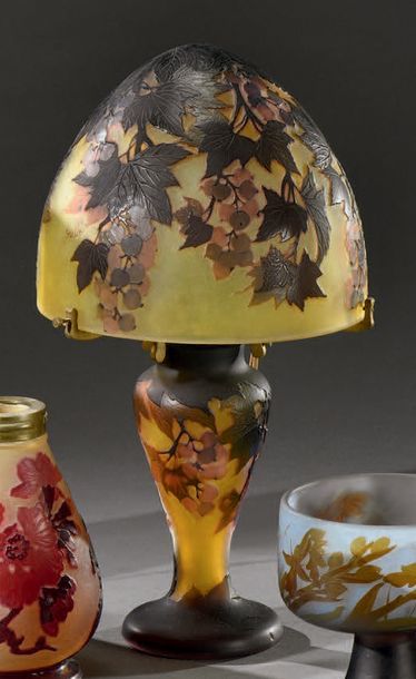 Établissements GALLÉ (1904-1936) Virginia
creeper Table lamp; baluster base, domed...