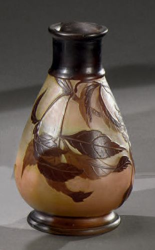Établissements GALLÉ (1904-1936) Sureau
Vase piriforme sur talon
Épreuve en verre...