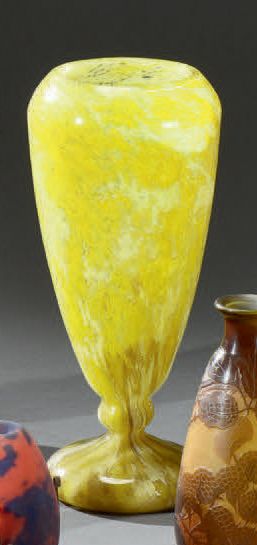 Charles SCHNEIDER (1881-1953) Vase balustre sur piédouche
Épreuve en verre nuagé...