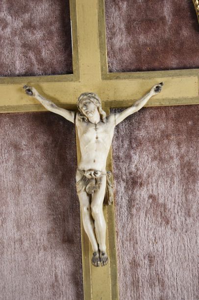 null Christ vivant en ivoire sculpté, la tête inclinée à gauche, il est vêtu du perizonium...