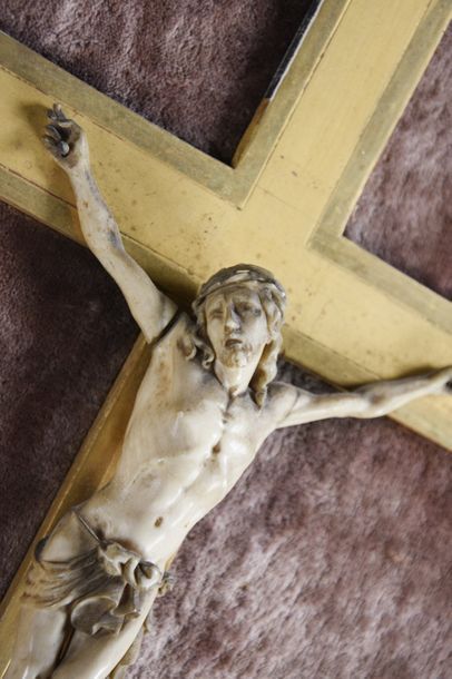 null Christ vivant en ivoire sculpté, la tête inclinée à gauche, il est vêtu du perizonium...
