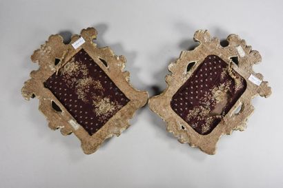 null Paire de petits miroirs en bois sculpté et doré Italie, XIXe siècle H. 33 cm...