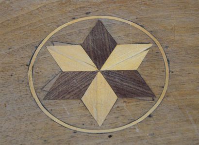 null Petite table bureau en bois naturel à plateau marqueté d'une étoile et de flèches...