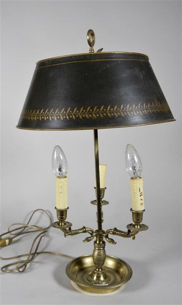 null Lampe bouillotte en laiton guilloché, à trois bras de lumière ornés de col de...