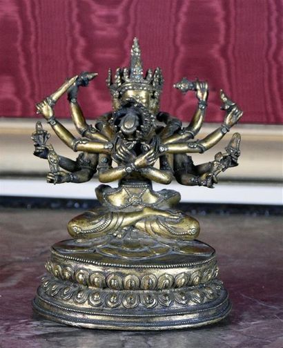 TIBET - XVIIIe siècle * Bouddha en bronze doré très finement ciselé à trois têtes...