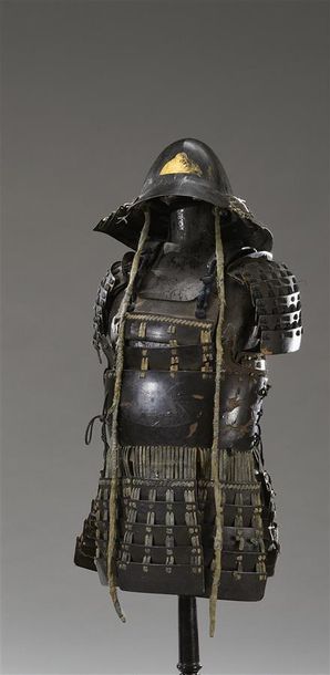 JAPON - Période MUROMACHI (1336-1573) * Yoroi en acier laqué, constitué de lamelles...