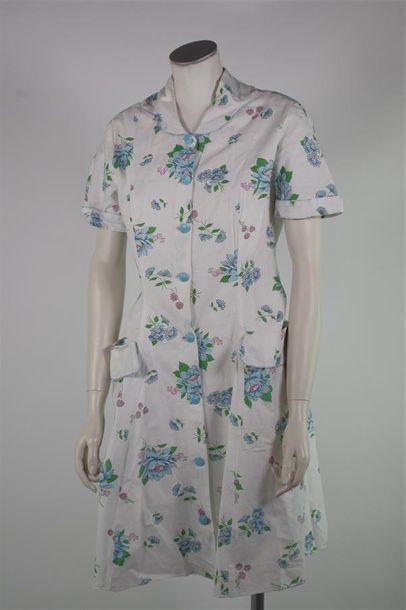 null ANONYME, circa 1965 Robe blouse en coton blanc imprimé d'un motif floral turquoise,...